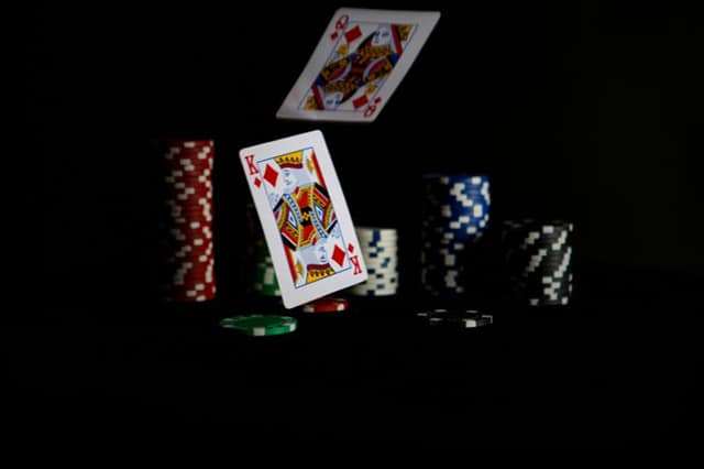 Bài Poker và những luật bên lề mà ai cũng phải biết